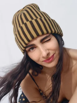 Women Réalisation Par Real Beanie - Honeybee