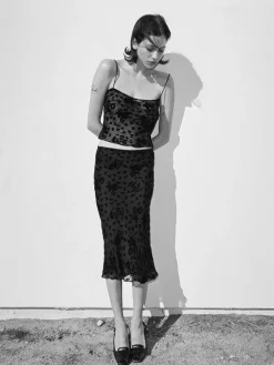 Women Réalisation Par The Bea - Cosmos Devore