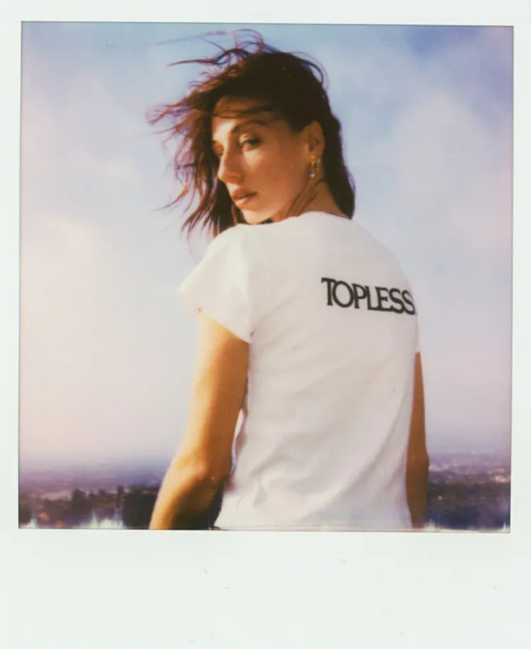 Women Réalisation Par Topless! Baby Tee - White